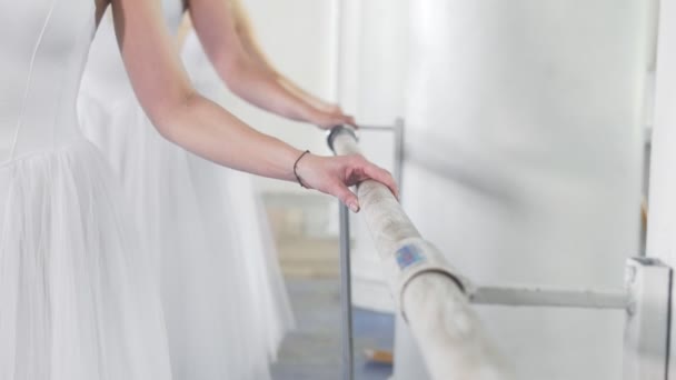 Belles ballerines jeunes sur pointe exercices au bar à ballet dans un studio — Video