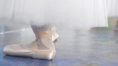 Kadın ayakları pointe Ayakkabı balerinler önünde dans bir stüdyoda bir dans gerçekleştirir