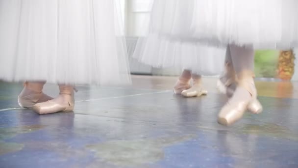 Baile de ballet en estudio - zapatos en pies de lana - cámara lenta — Vídeos de Stock