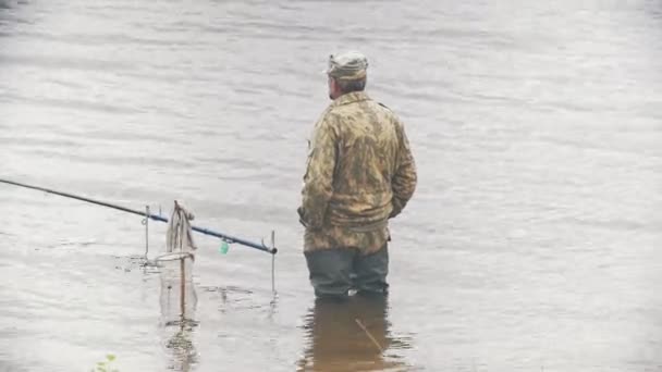 Starý muž rybolov na řece — Stock video