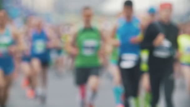 Размытый выстрел - бегуны спортсмены бегут на марафоне, замедленная съемка — стоковое видео