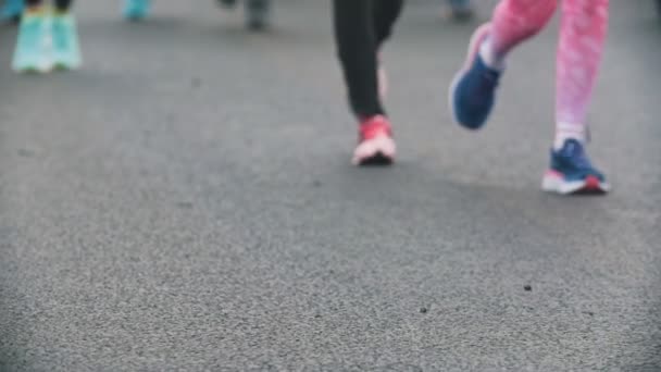 Pernas desportistas corredores na maratona na cidade, câmera lenta — Vídeo de Stock