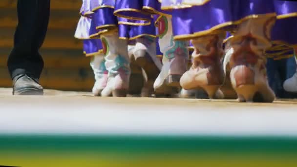 Nohy z dam v lidových národní tatarština kožené boty a dlouhé sukně chodí na jevišti — Stock video