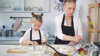 Şirin anne ve kızı Krep Pişirme