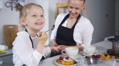 Küçük kız annesi mutfakta yemek hangi peynir krep ile konuşmak