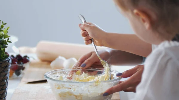Мама и ребенок кладут сахар и смешивают тесто для блинчиков — стоковое фото