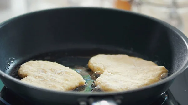 Домашние блинчики в форме жареного сердца на сковороде — стоковое фото