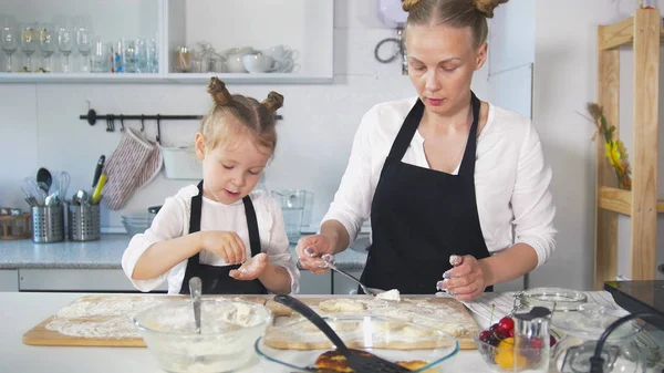 Anne kızıyla birlikte süzme peynir krep sculpts