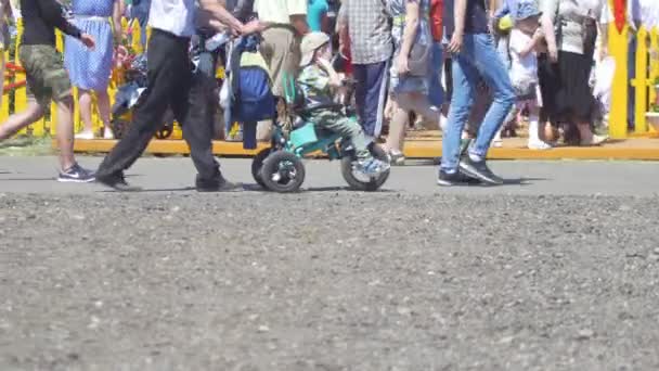 KAZAN, RÚSSIA - JUNHO 23, 2018: Festival tártaro tradicional Sabantuy - Pessoas que caminham na celebração nacional no dia de verão — Vídeo de Stock