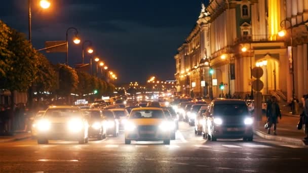 SAINT-PETERSBURG, RÚSSIA - 18 DE JUNHO DE 2018: - Trânsito noturno na cidade — Vídeo de Stock