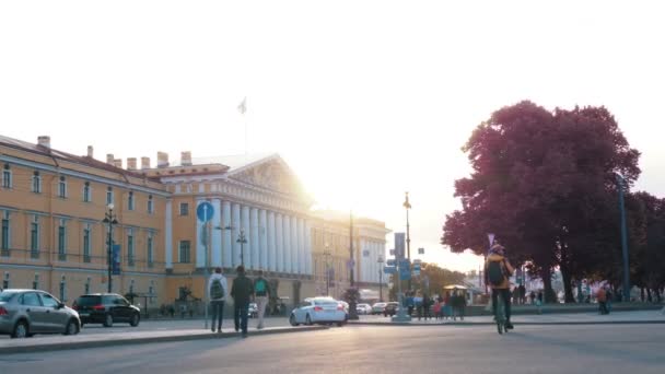 SAINT-PETERSBURG, RUSIA - 18 DE JUNIO DE 2018: - Los peatones bajan por la calle al atardecer de verano — Vídeo de stock