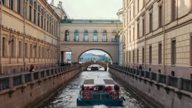 Saint-Petersburg, Rusya-18 Haziran 2018:-tur tekne Hermitage yakınındaki kanalda