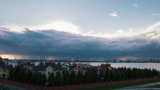 Blick von der Aussichtsplattform auf die Großstadt bei Sonnenuntergang bei trübem Wetter — Stockvideo