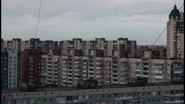 Vista para as antigas casas de painel na cidade grande em tempo nublado — Vídeo de Stock