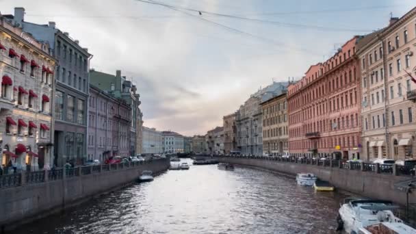サンクトペテルブルク, ロシア連邦-2018 年 6 月 18 日:-ネフスキー大通りをモイカ川の運河 — ストック動画