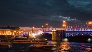 Saint-Petersburg, Rusya-18 Haziran 2018: - Tur Neva Nehri üzerinde tekne ve Palace Bridge geceleri ortaya çıkar.