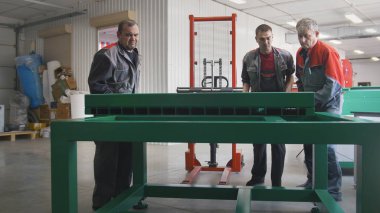 Erkek işçiler, çalışma alanını temizlememeyi Cnc makineleri imalatı