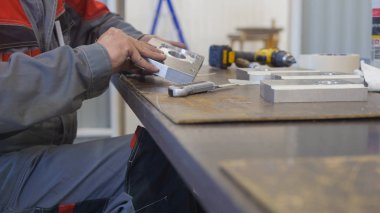 Endüstriyel Cnc makine üretimi için nesne ile çalışan adam