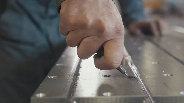 Mężczyzna ręce sprawia, że fazowanie usuwanie zadziorów na metalowy panel ze zgarniaczem — Zdjęcie stockowe