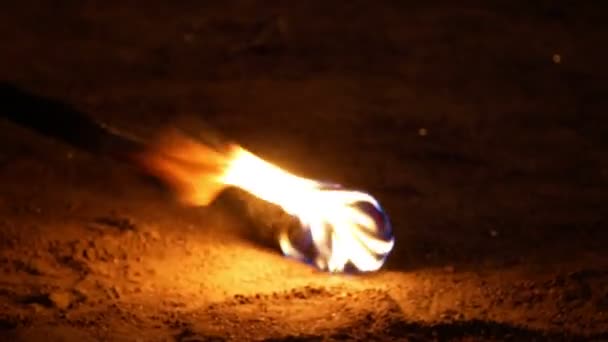 Tocha com fogo na rua para show de fogo à noite — Vídeo de Stock