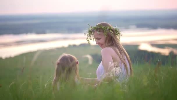 Härlig mor och dotter ha en vila som njuter av vacker utsikt från kullen sommar — Stockvideo