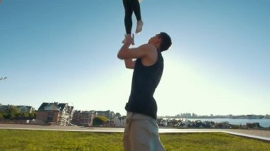 Arka plan kız telefonu açık havada yaz gün çekim, amigoluk gençler uygulama