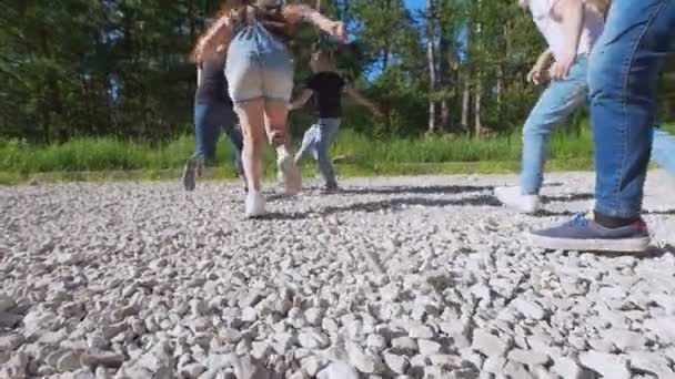 Petits enfants jouant au football de cour en été sous le soleil dans le parc — Video