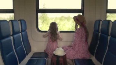 Annesi trenle seyahat - penceresine bakarak sevimli küçük kız