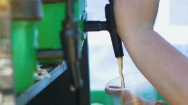 Adamın elleri dökülen zanaat bira musluktan açık havada