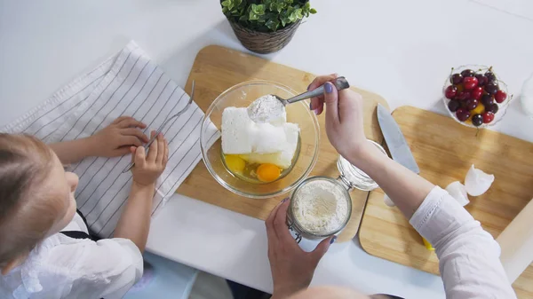 Mor och dotter förbereda degen för keso pannkakor — Stockfoto