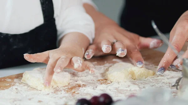 มือผู้หญิงสร้างแพนเค้กโฮมเมดจากแป้ง — ภาพถ่ายสต็อก