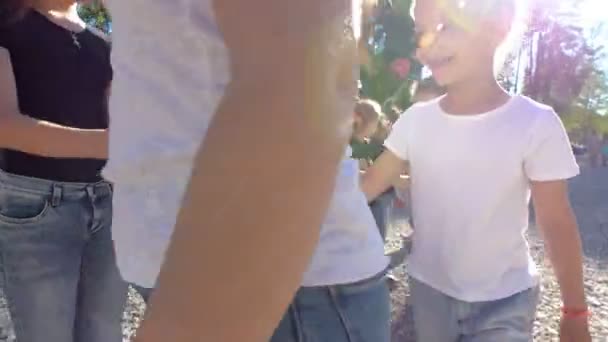 Подростки и детские команды здороваются друг с другом рукопожатием в летний солнечный день — стоковое видео