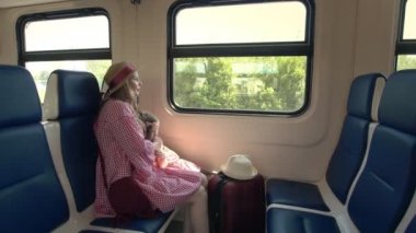 Anne ve kızı trende - bankta ayarlama ve pencereye arayan kadınlar seyahat
