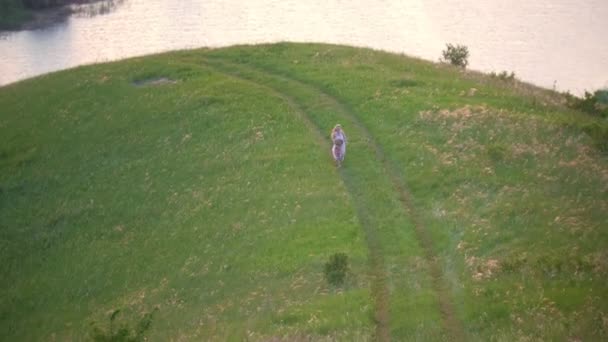 Flygfoto - söt tjej och mamma ha kul körs på sommaren ängen nära floden — Stockvideo