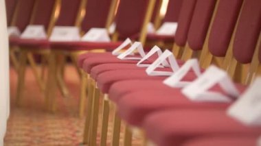 Satır boş koltukları, konferans salonunda - VIP işaretleri