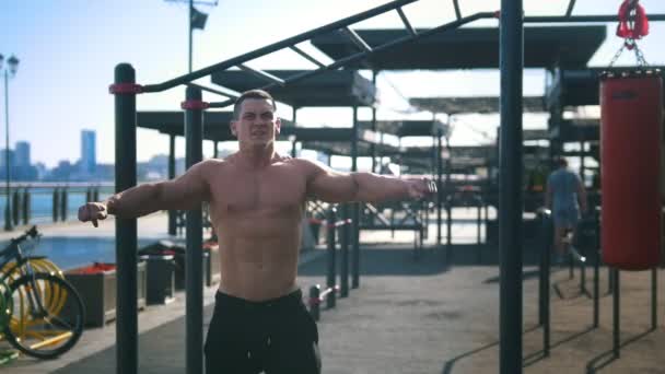 Homme bodybuilder faire des exercices pour échauffement extérieur avant l'entraînement — Video