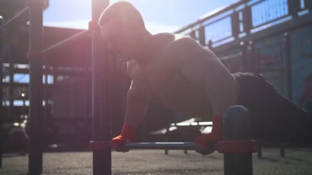 Musculoso chico haciendo flexiones en el parque al aire libre — Vídeo de stock