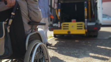 -Engelliler için dostum aracın yanında tekerlekli sandalyede kaldırma donanımları