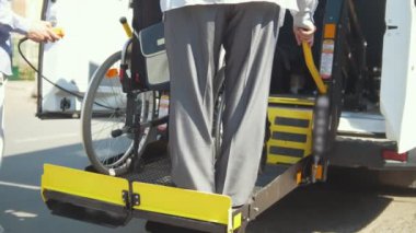 MinivandaGPS - minibüs gelen tekerlekli sandalye inişi erkekte engelliler için kaldırma donanımları