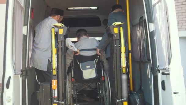 Equipamento de elevação para pessoas com deficiência na minivan — Vídeo de Stock
