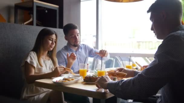 Deux disciples d'amis racontant l'histoire au café assurant le petit déjeuner - pizza, jus, desserts — Video