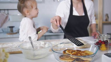 Küçük kızı süzme peynir krep pişirme ile şirin anne