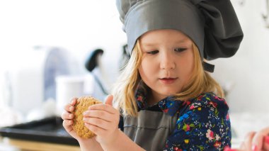 Küçük kız baker tutan eller ev yapımı kurabiye