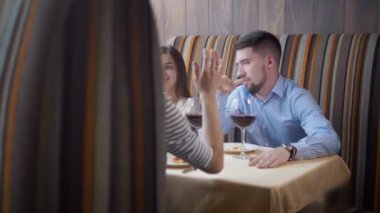 Arkadaşlar birbirlerini hikayeleri bir restoranda ve akşam yemeği