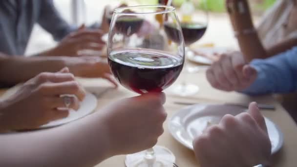 Vänner kommunicera i restaurangen, servitören ger dem vin — Stockvideo