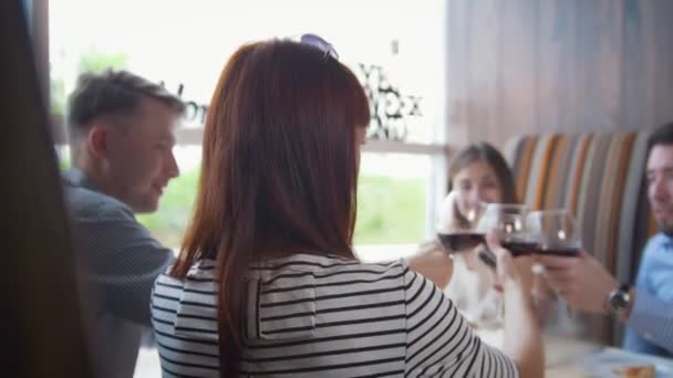 Les amis boivent du vin au restaurant — Video