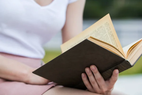 Junge Frau mit einem alten Buch in der Hand im Freien — Stockfoto