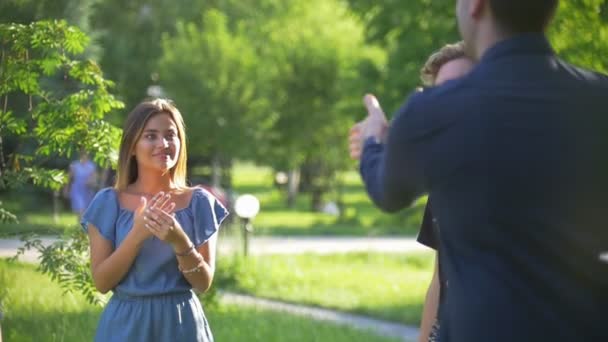 Jovens jogando jogos ao ar livre se divertindo no parque de verão — Vídeo de Stock