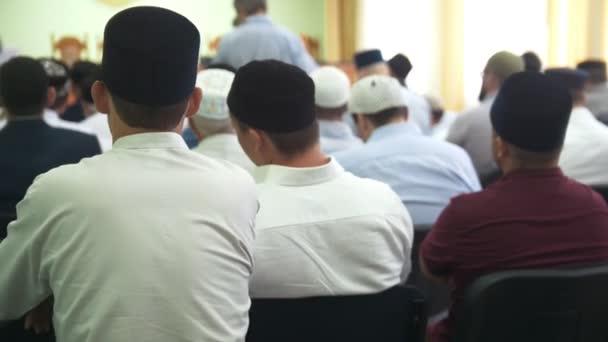 Vista trasera de hombres musulmanes sentados en la conferencia islámica — Vídeos de Stock