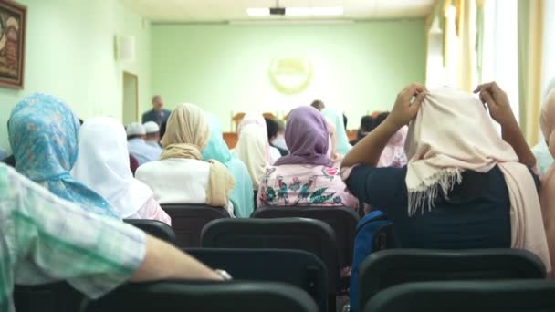 Pohled zezadu na muslimských žen v hidžábu na islámské masové shromáždění — Stock video